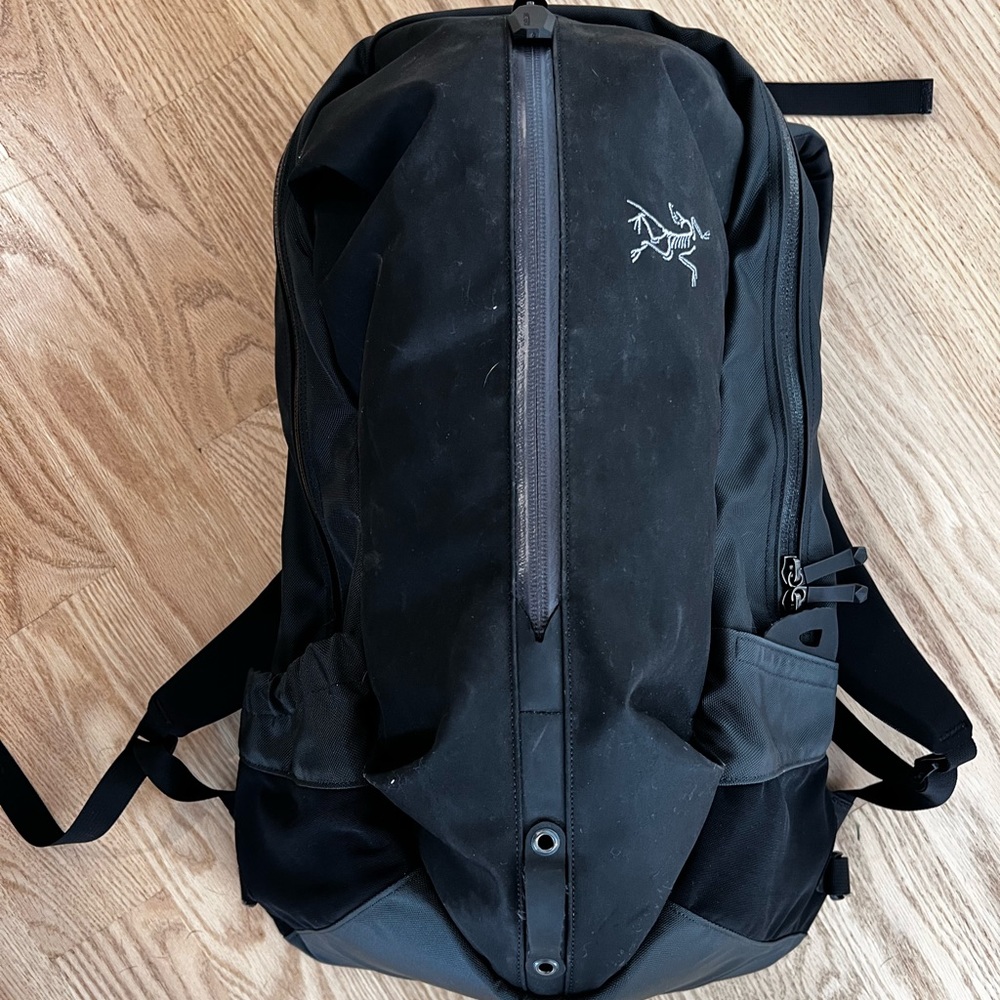 Arc’teryx Arro 22 Backpack, Carbon Colour